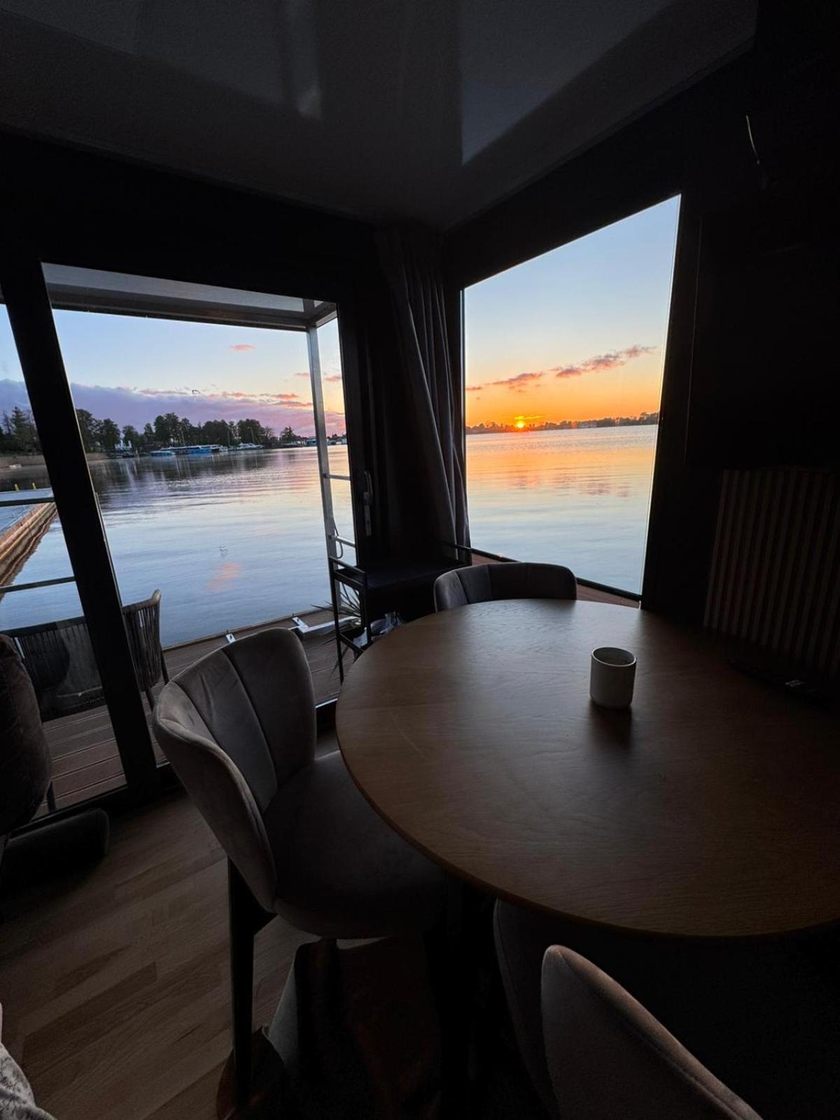 Domek Na Wodzie - Houseboat -Sauna, Taras Na Dachu, Dwie Sypialnie Mikołajki Ngoại thất bức ảnh